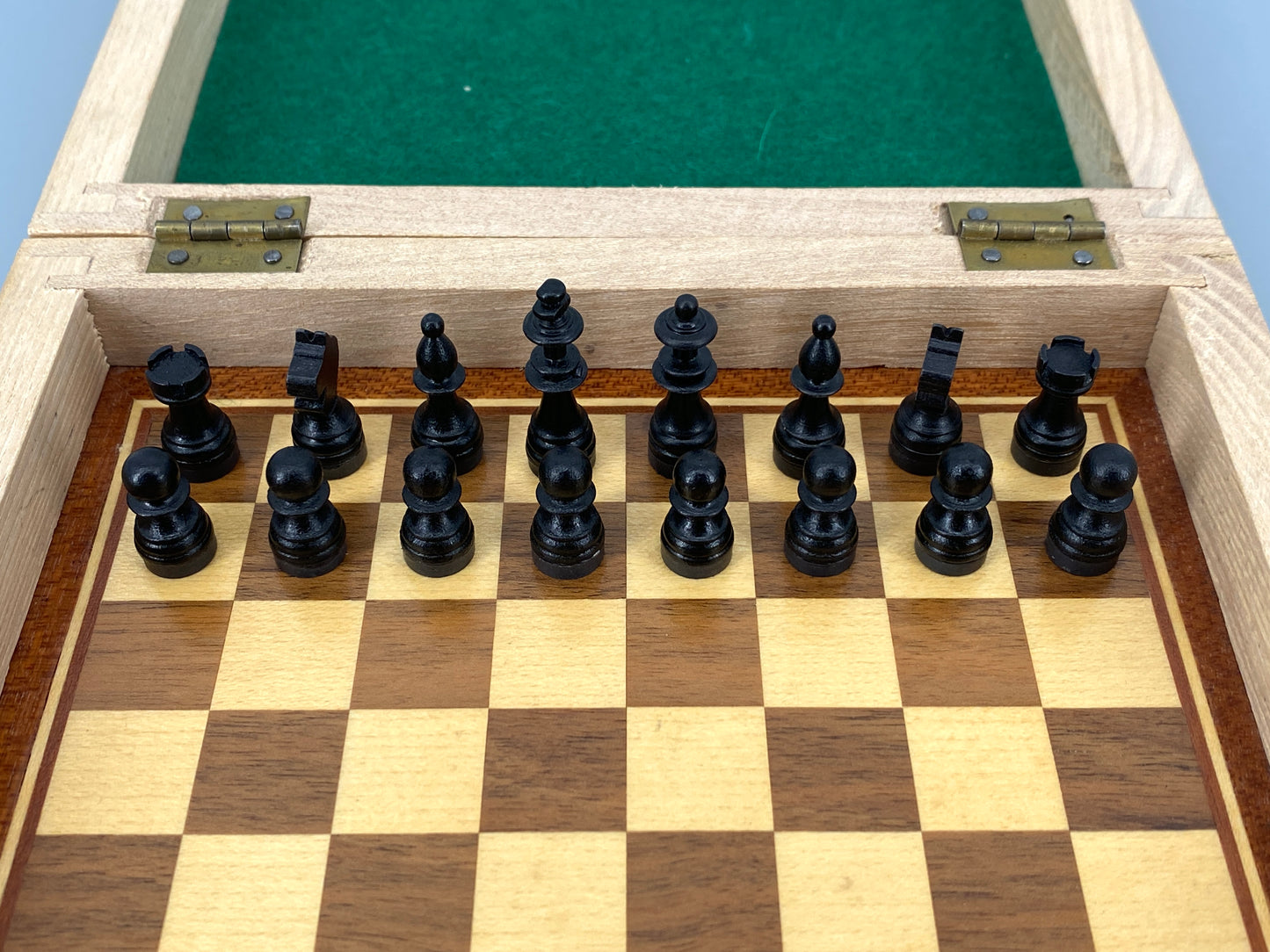Magnetisches Schachspiel in Reisegröße aus Holz mit Intarsie