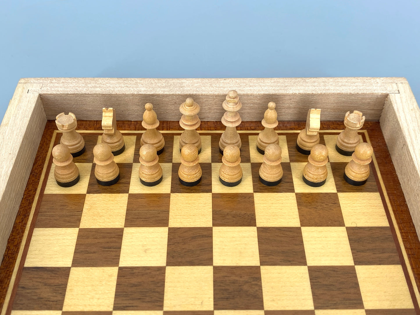 Magnetisches Schachspiel in Reisegröße aus Holz mit Intarsie