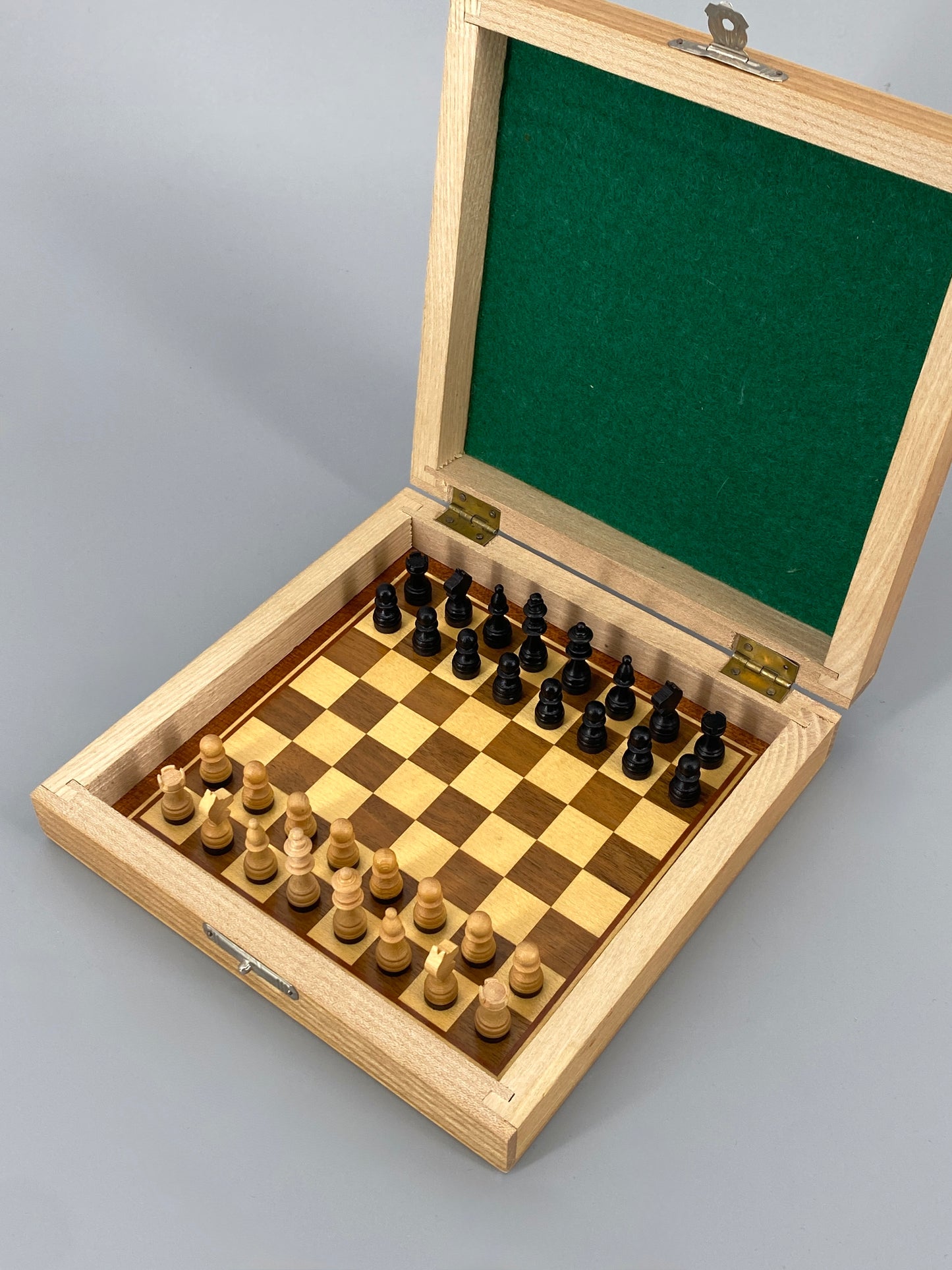 Magnetisches Schachspiel in Reisegröße aus Holz mit Intarsie