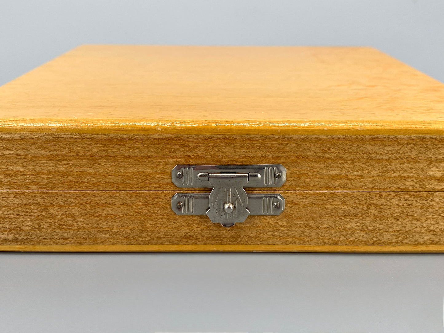 Magnetisches Schachspiel in Reisegröße aus Holz mit Intarsie