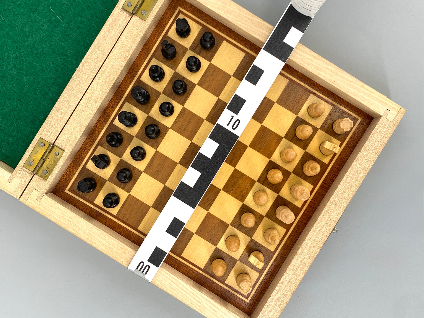 Magnetisches Schachspiel in Reisegröße aus Holz mit Intarsie