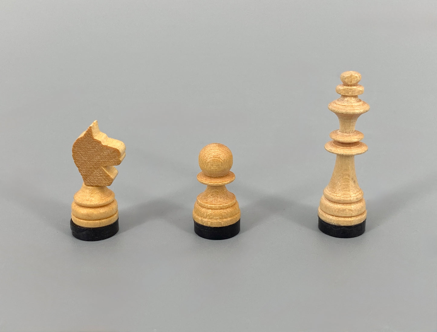 Magnetisches Schachspiel in Reisegröße aus Holz mit Intarsie