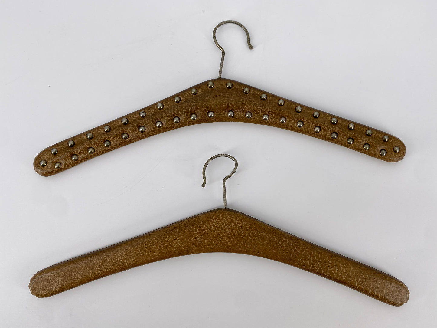 6 Kunstleder-Kleiderbügel mit Nieten, 1970er