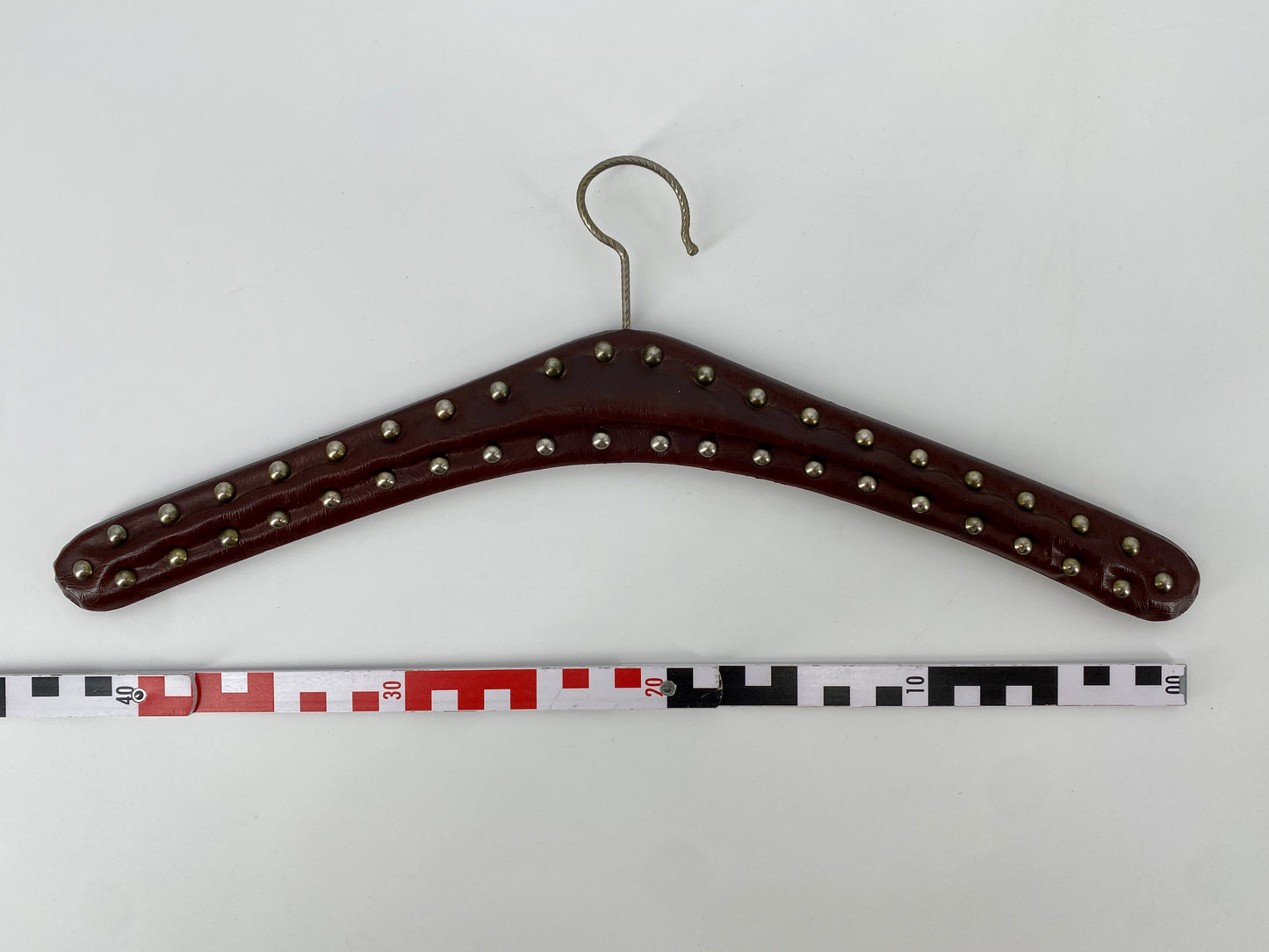 6 Kunstleder-Kleiderbügel mit Nieten, 1970er