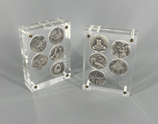 10 Silbermedaillen „Die zehn Gebote“ von Salvador Dalí in zwei Acrylglasblöcken, 1975/1976, 999,9er Silber