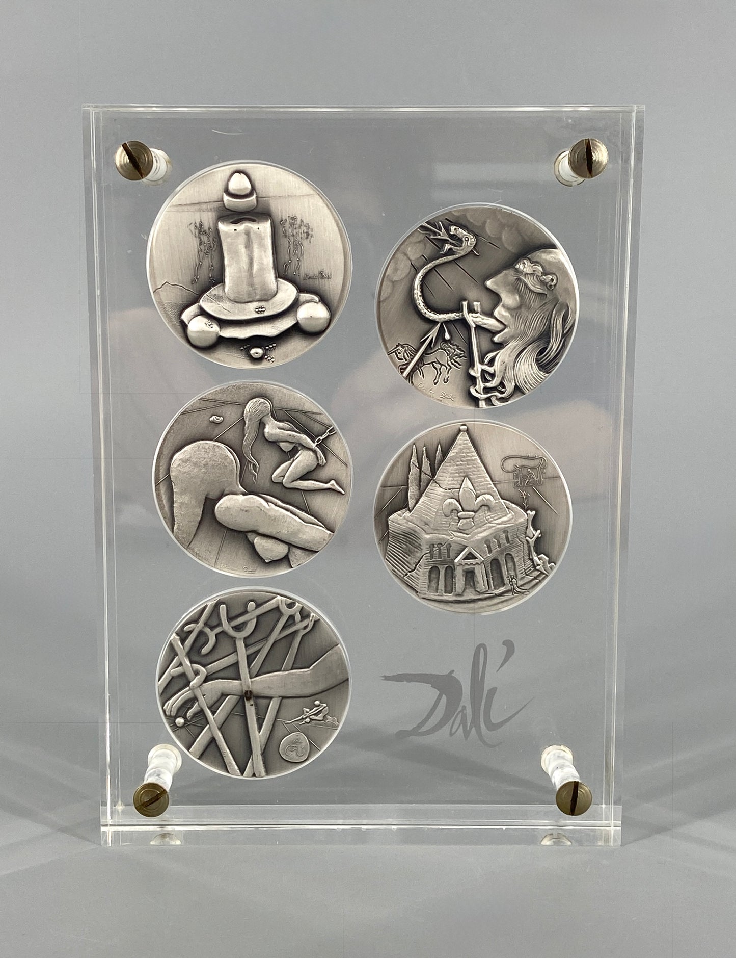 10 Silbermedaillen „Die zehn Gebote“ von Salvador Dalí in zwei Acrylglasblöcken, 1975/1976, 999,9er Silber