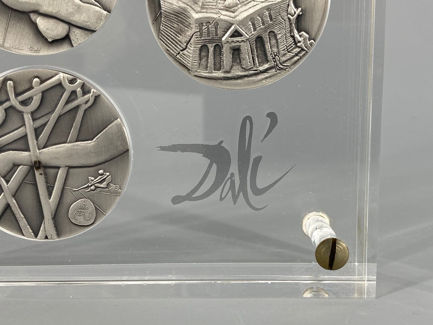 10 Silbermedaillen „Die zehn Gebote“ von Salvador Dalí in zwei Acrylglasblöcken, 1975/1976, 999,9er Silber