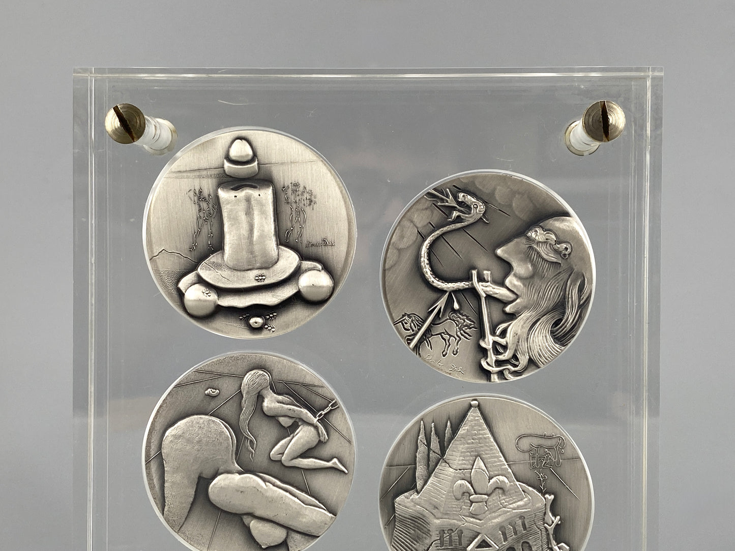 10 Silbermedaillen „Die zehn Gebote“ von Salvador Dalí in zwei Acrylglasblöcken, 1975/1976, 999,9er Silber