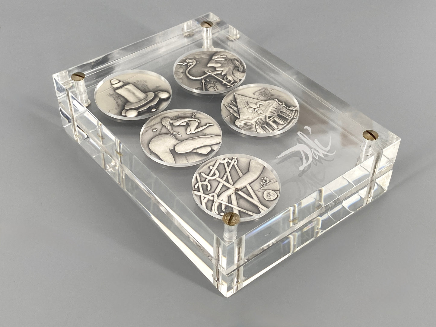 10 Silbermedaillen „Die zehn Gebote“ von Salvador Dalí in zwei Acrylglasblöcken, 1975/1976, 999,9er Silber