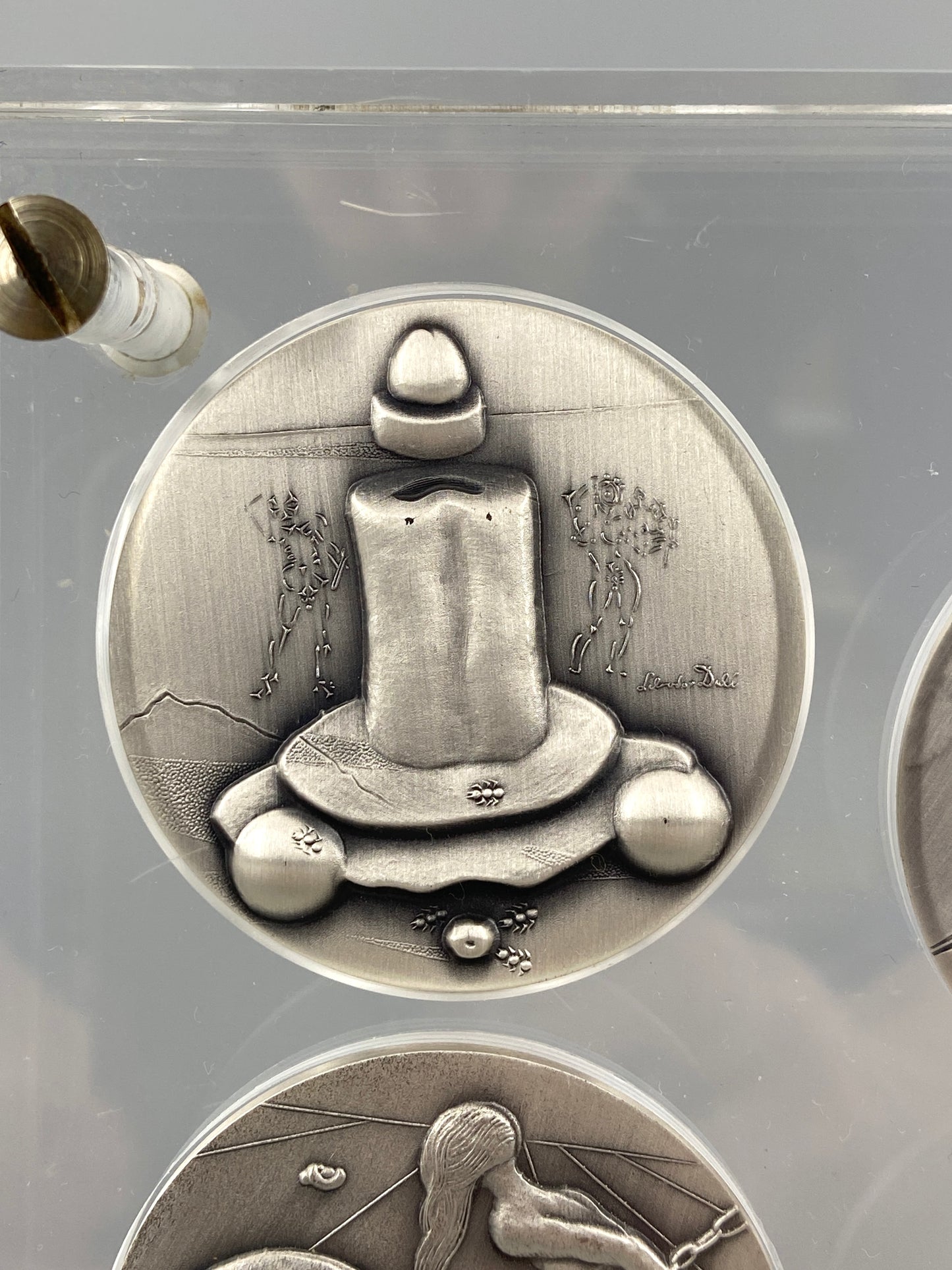 10 Silbermedaillen „Die zehn Gebote“ von Salvador Dalí in zwei Acrylglasblöcken, 1975/1976, 999,9er Silber