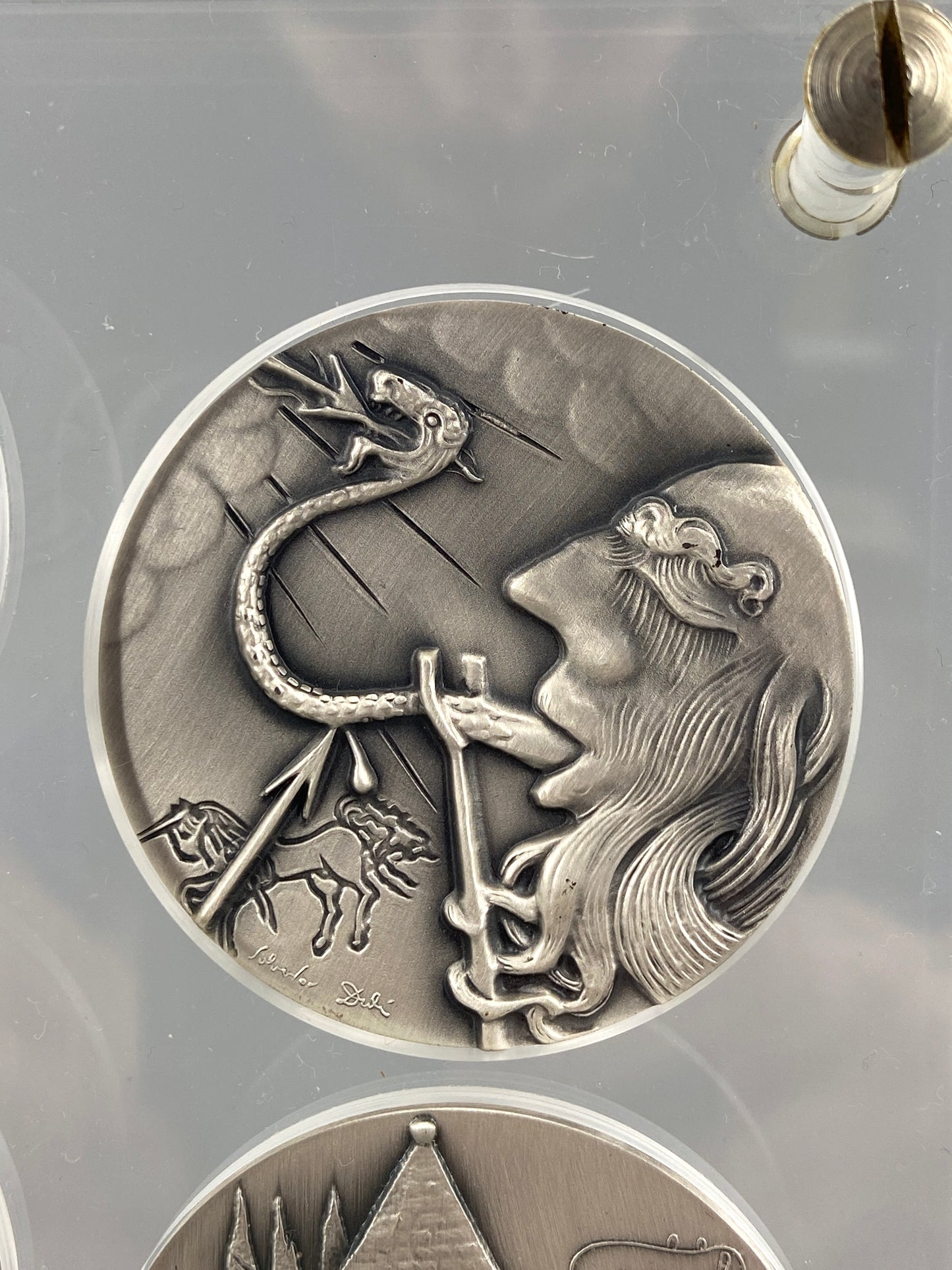 10 Silbermedaillen „Die zehn Gebote“ von Salvador Dalí in zwei Acrylglasblöcken, 1975/1976, 999,9er Silber