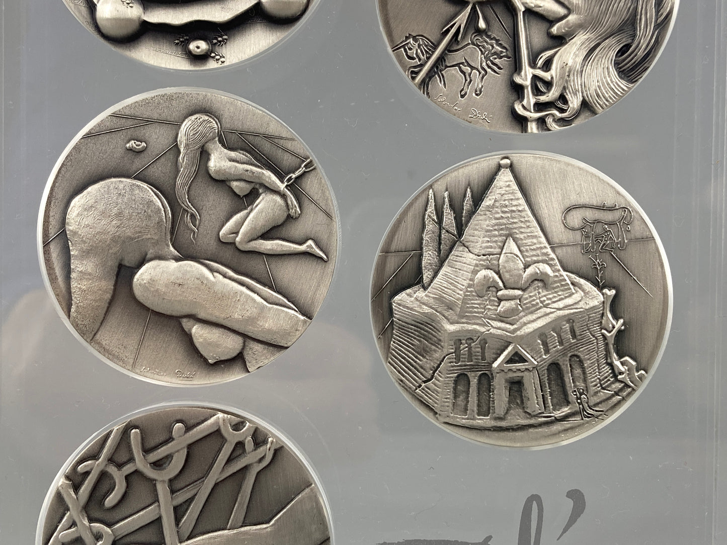 10 Silbermedaillen „Die zehn Gebote“ von Salvador Dalí in zwei Acrylglasblöcken, 1975/1976, 999,9er Silber