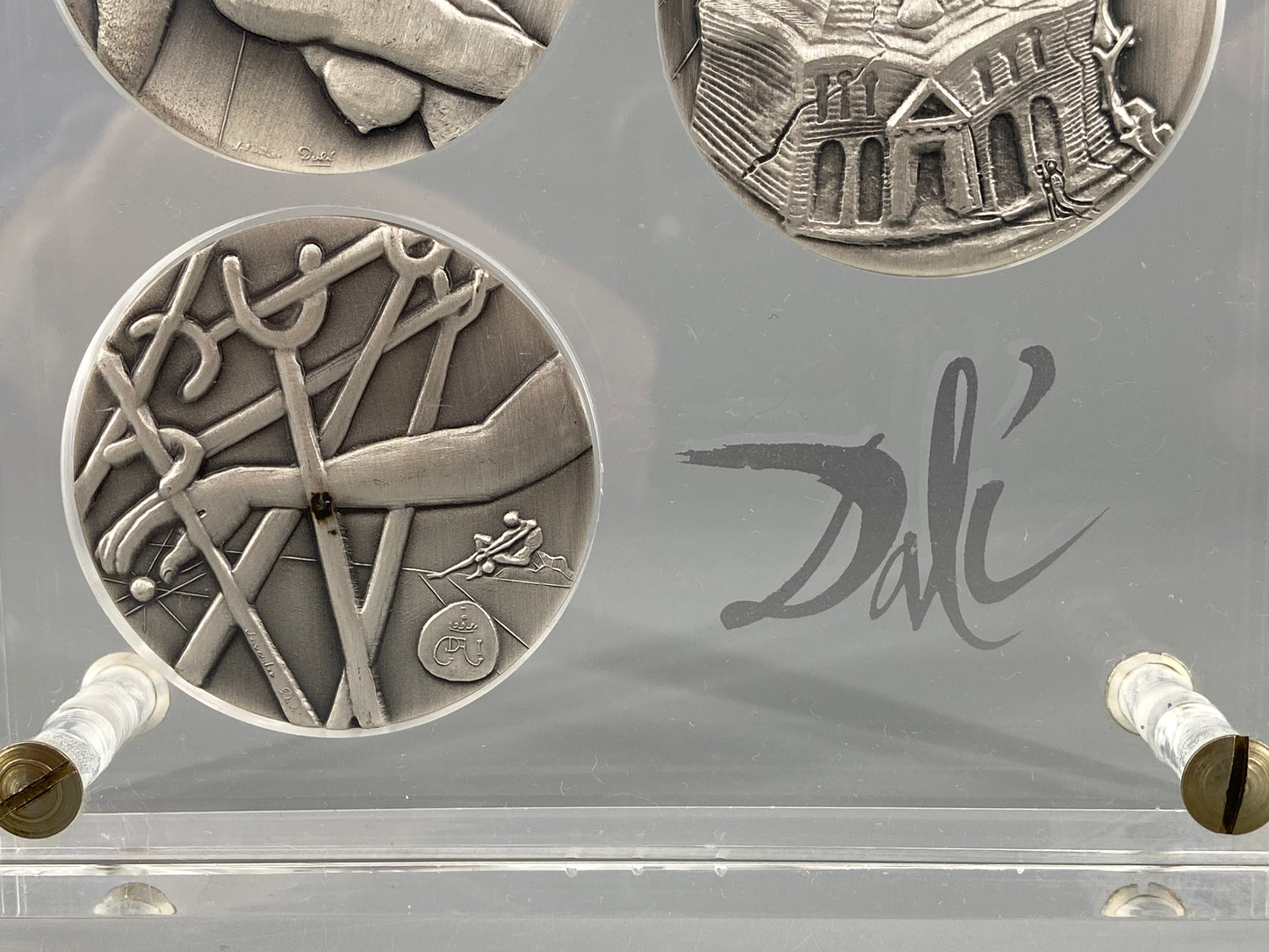 10 Silbermedaillen „Die zehn Gebote“ von Salvador Dalí in zwei Acrylglasblöcken, 1975/1976, 999,9er Silber