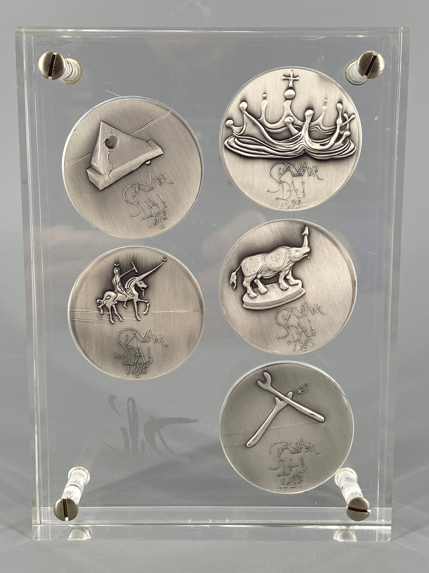 10 Silbermedaillen „Die zehn Gebote“ von Salvador Dalí in zwei Acrylglasblöcken, 1975/1976, 999,9er Silber
