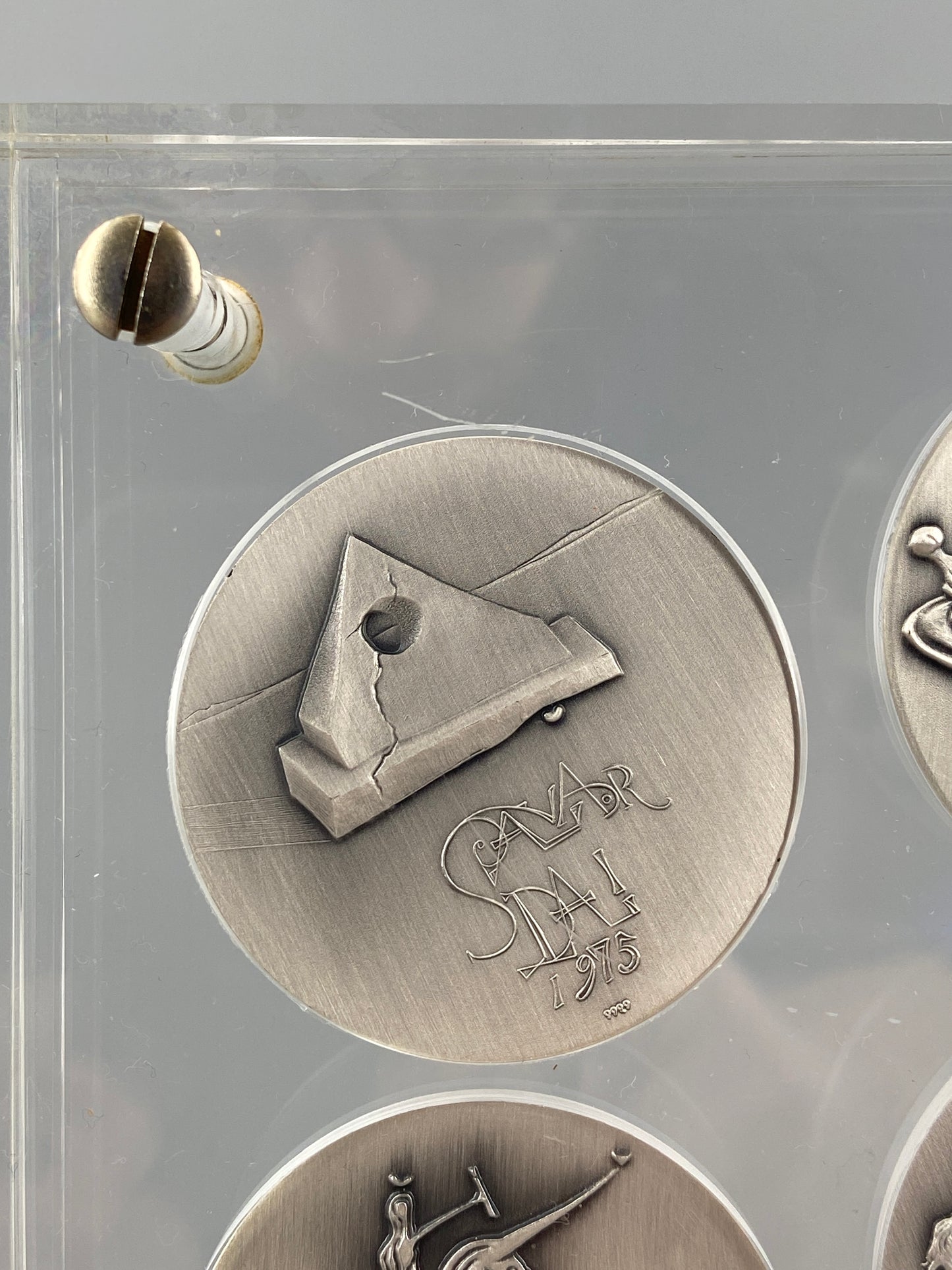 10 Silbermedaillen „Die zehn Gebote“ von Salvador Dalí in zwei Acrylglasblöcken, 1975/1976, 999,9er Silber