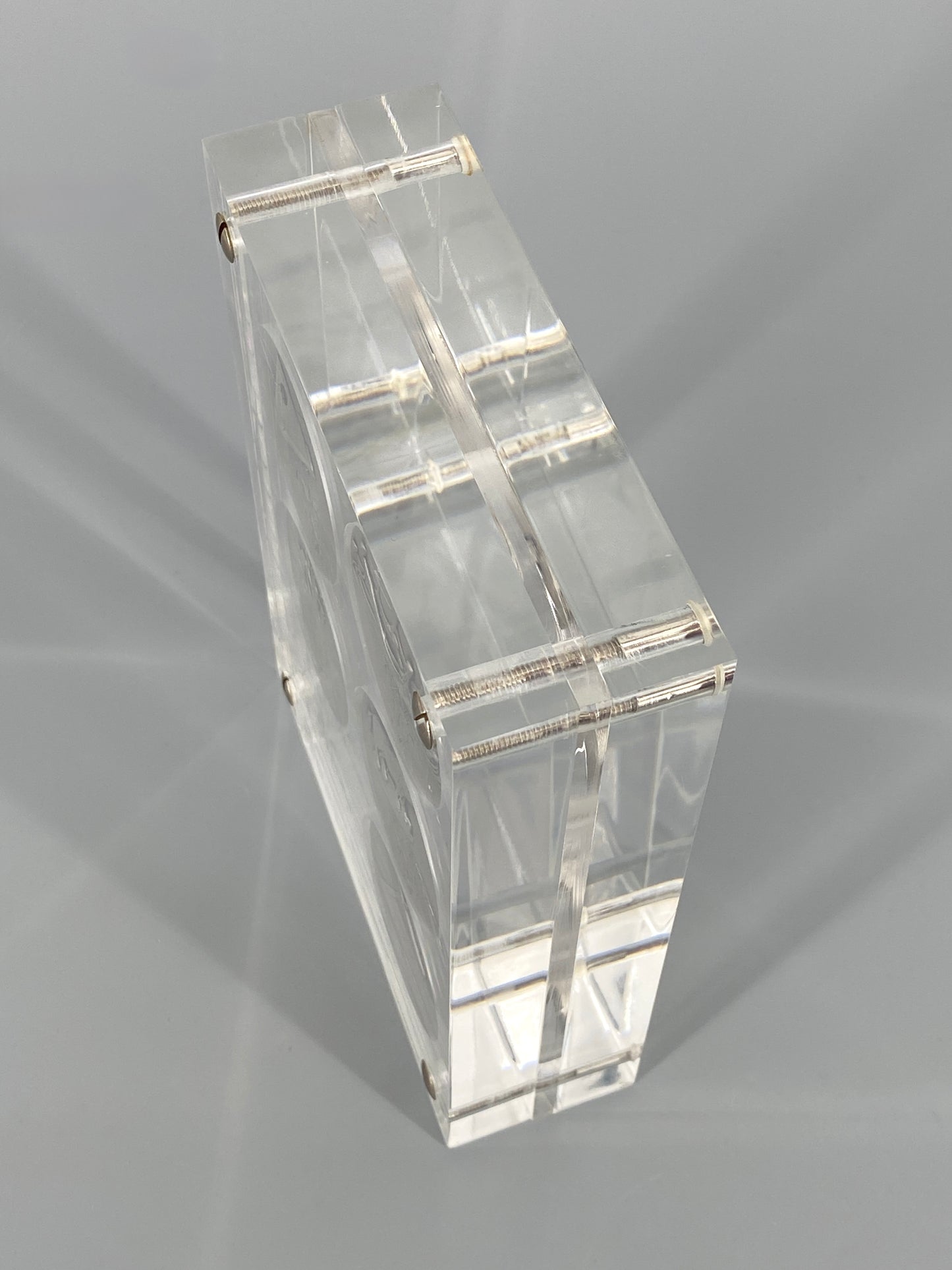 10 Silbermedaillen „Die zehn Gebote“ von Salvador Dalí in zwei Acrylglasblöcken, 1975/1976, 999,9er Silber