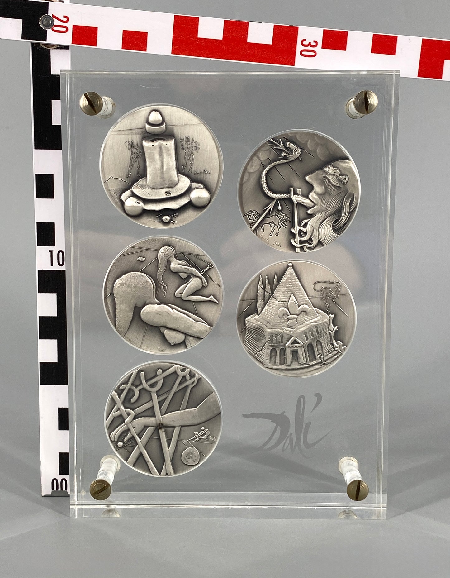 10 Silbermedaillen „Die zehn Gebote“ von Salvador Dalí in zwei Acrylglasblöcken, 1975/1976, 999,9er Silber