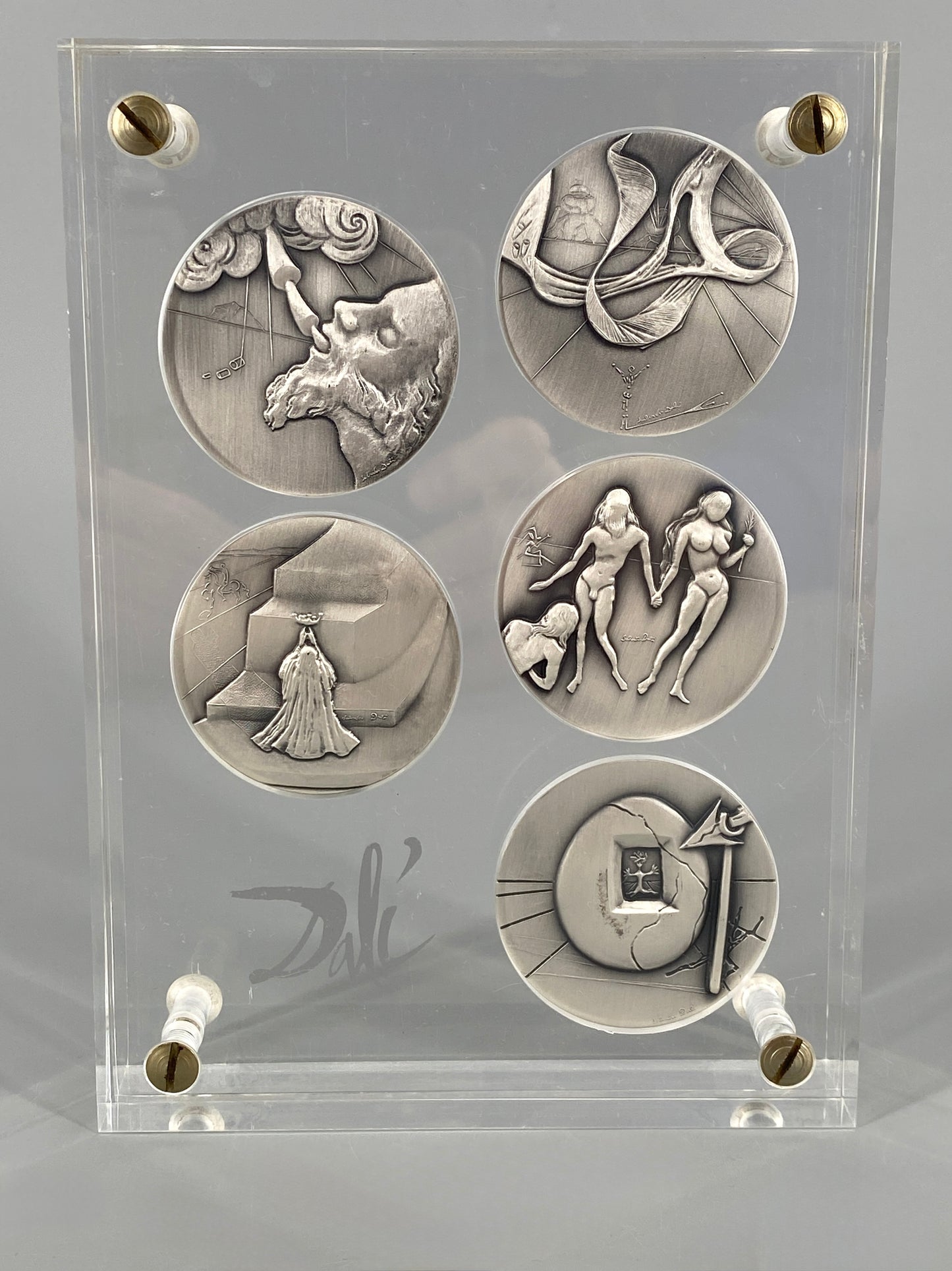 10 Silbermedaillen „Die zehn Gebote“ von Salvador Dalí in zwei Acrylglasblöcken, 1975/1976, 999,9er Silber