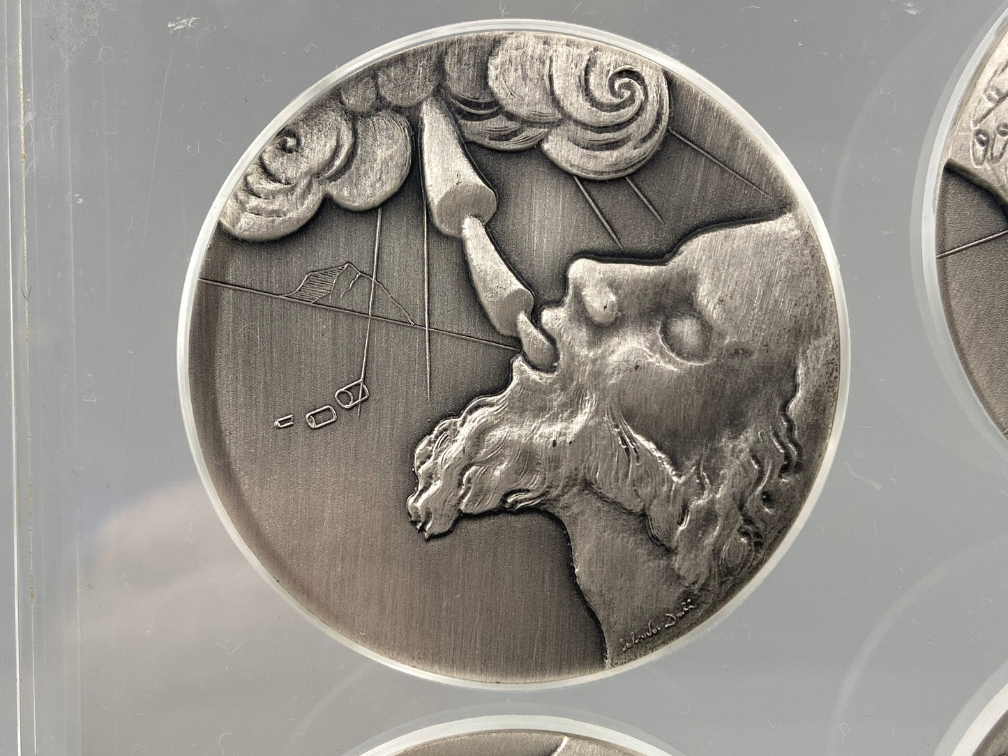 10 Silbermedaillen „Die zehn Gebote“ von Salvador Dalí in zwei Acrylglasblöcken, 1975/1976, 999,9er Silber