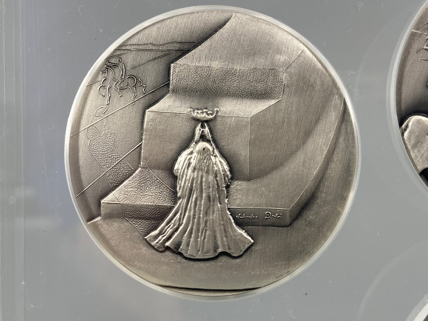 10 Silbermedaillen „Die zehn Gebote“ von Salvador Dalí in zwei Acrylglasblöcken, 1975/1976, 999,9er Silber