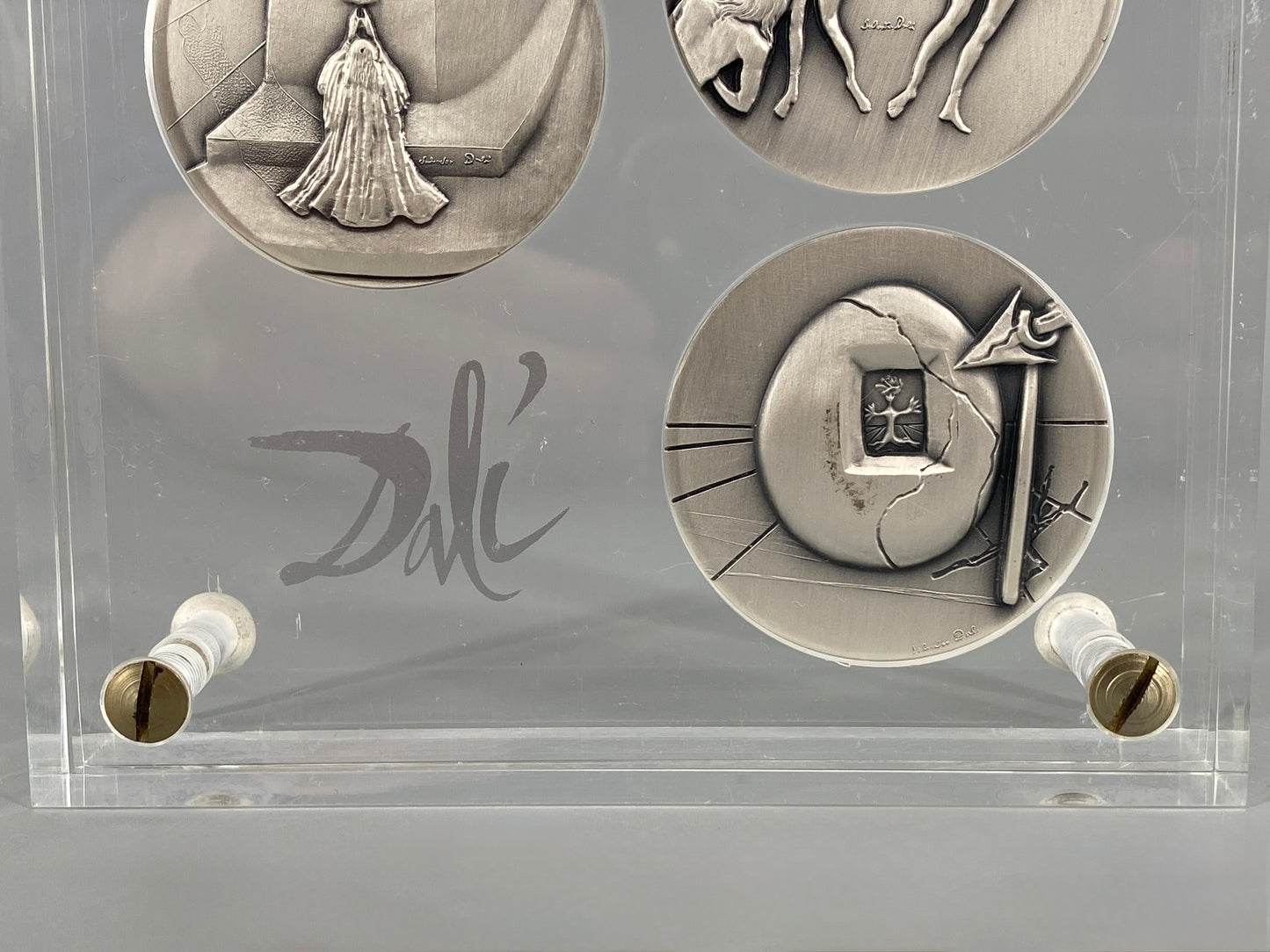 10 Silbermedaillen „Die zehn Gebote“ von Salvador Dalí in zwei Acrylglasblöcken, 1975/1976, 999,9er Silber