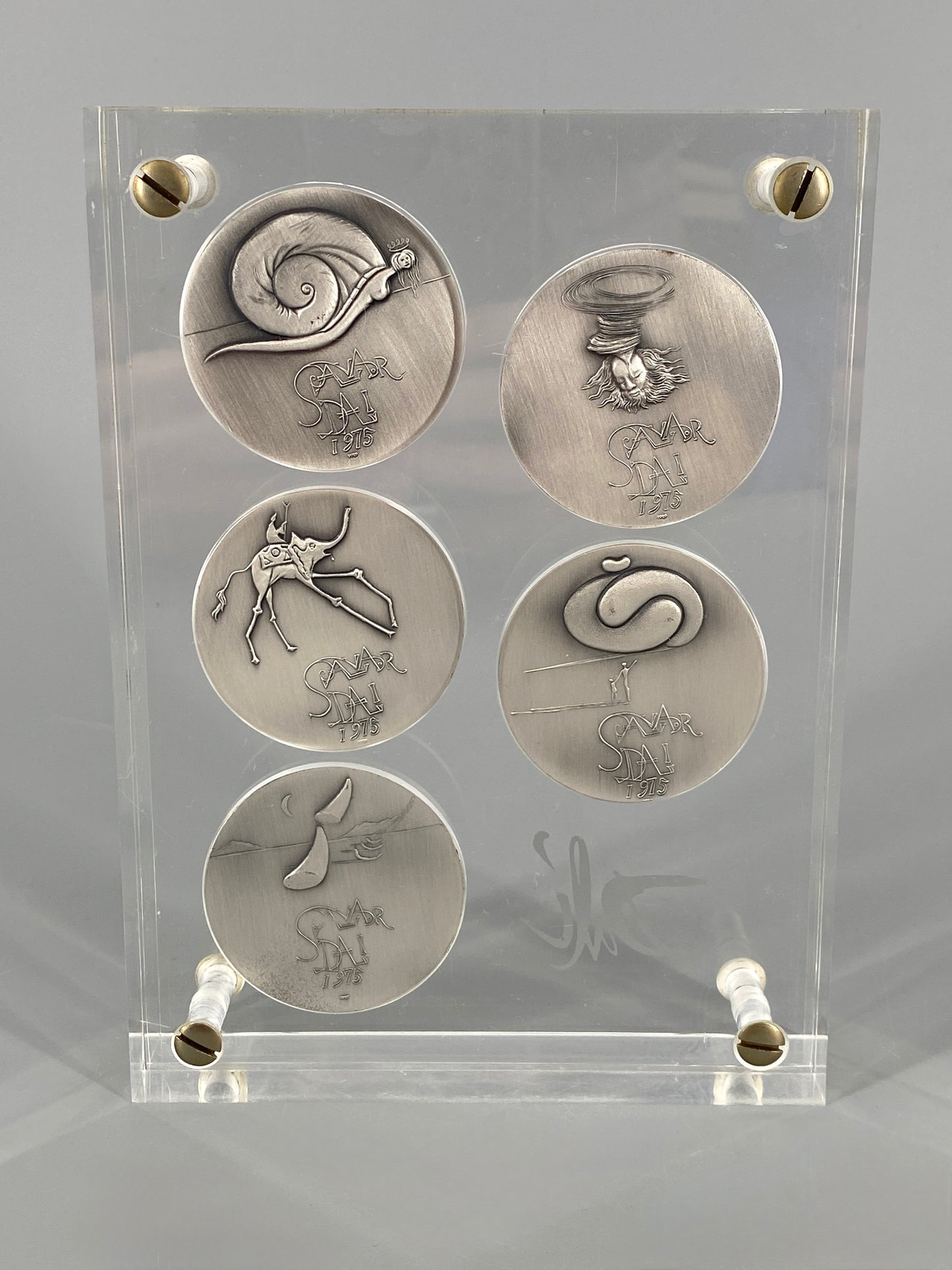 10 Silbermedaillen „Die zehn Gebote“ von Salvador Dalí in zwei Acrylglasblöcken, 1975/1976, 999,9er Silber