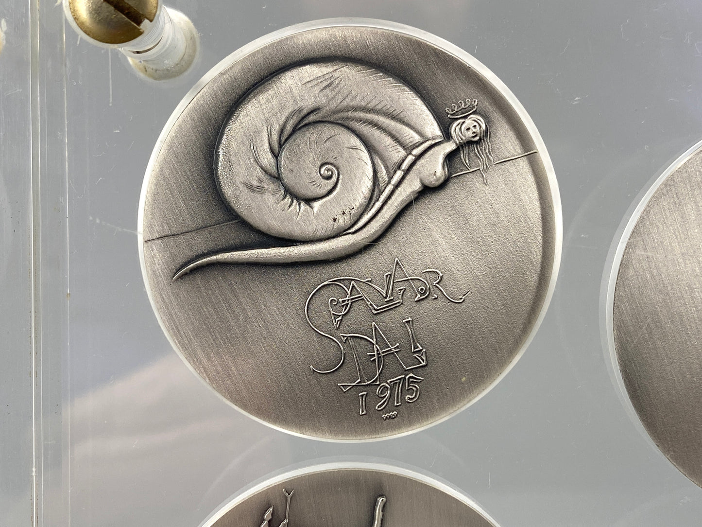 10 Silbermedaillen „Die zehn Gebote“ von Salvador Dalí in zwei Acrylglasblöcken, 1975/1976, 999,9er Silber