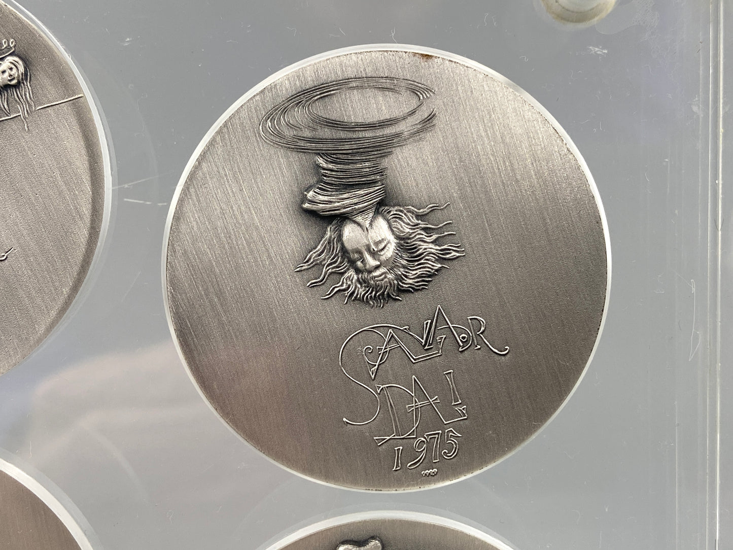 10 Silbermedaillen „Die zehn Gebote“ von Salvador Dalí in zwei Acrylglasblöcken, 1975/1976, 999,9er Silber