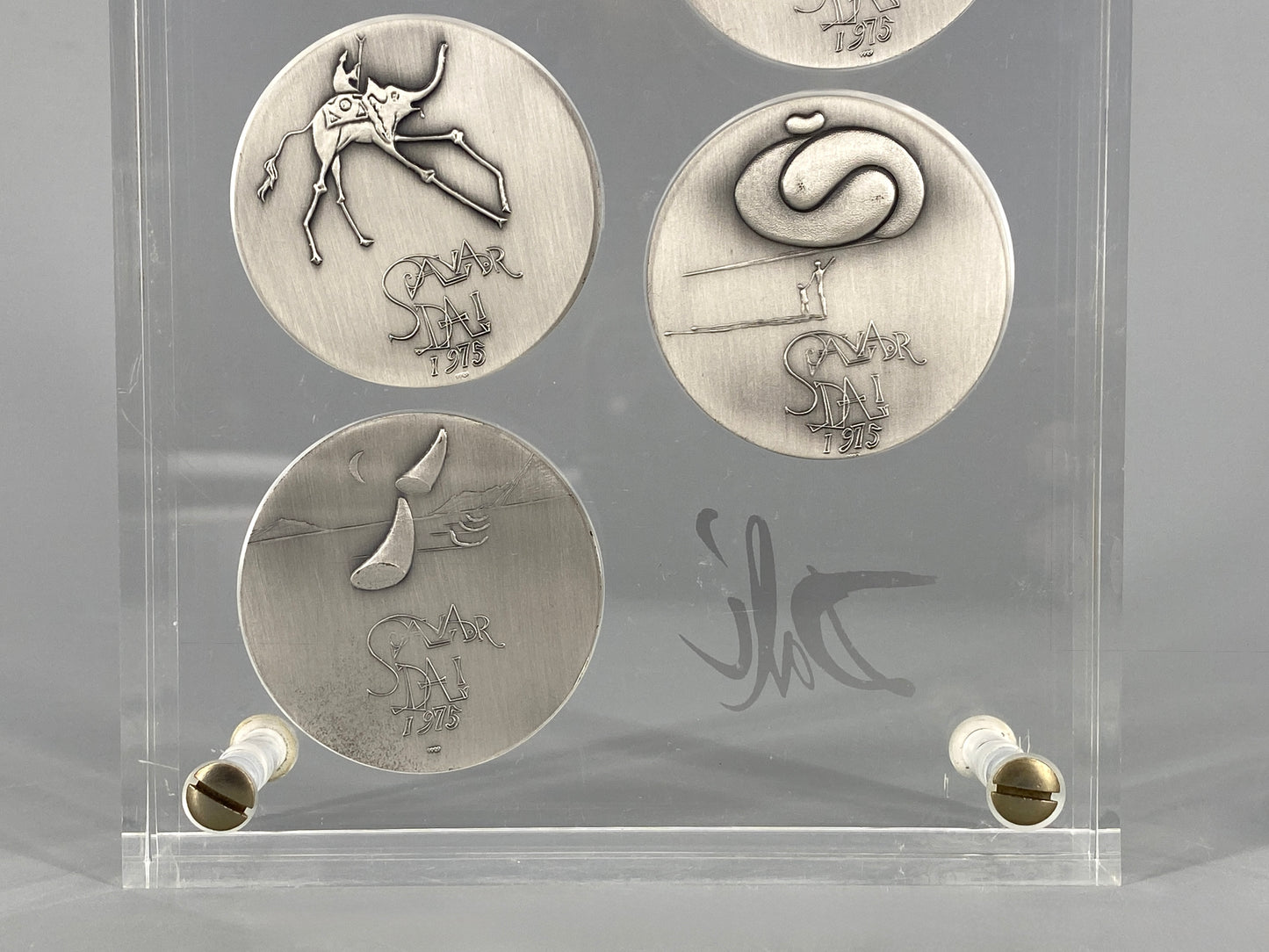 10 Silbermedaillen „Die zehn Gebote“ von Salvador Dalí in zwei Acrylglasblöcken, 1975/1976, 999,9er Silber