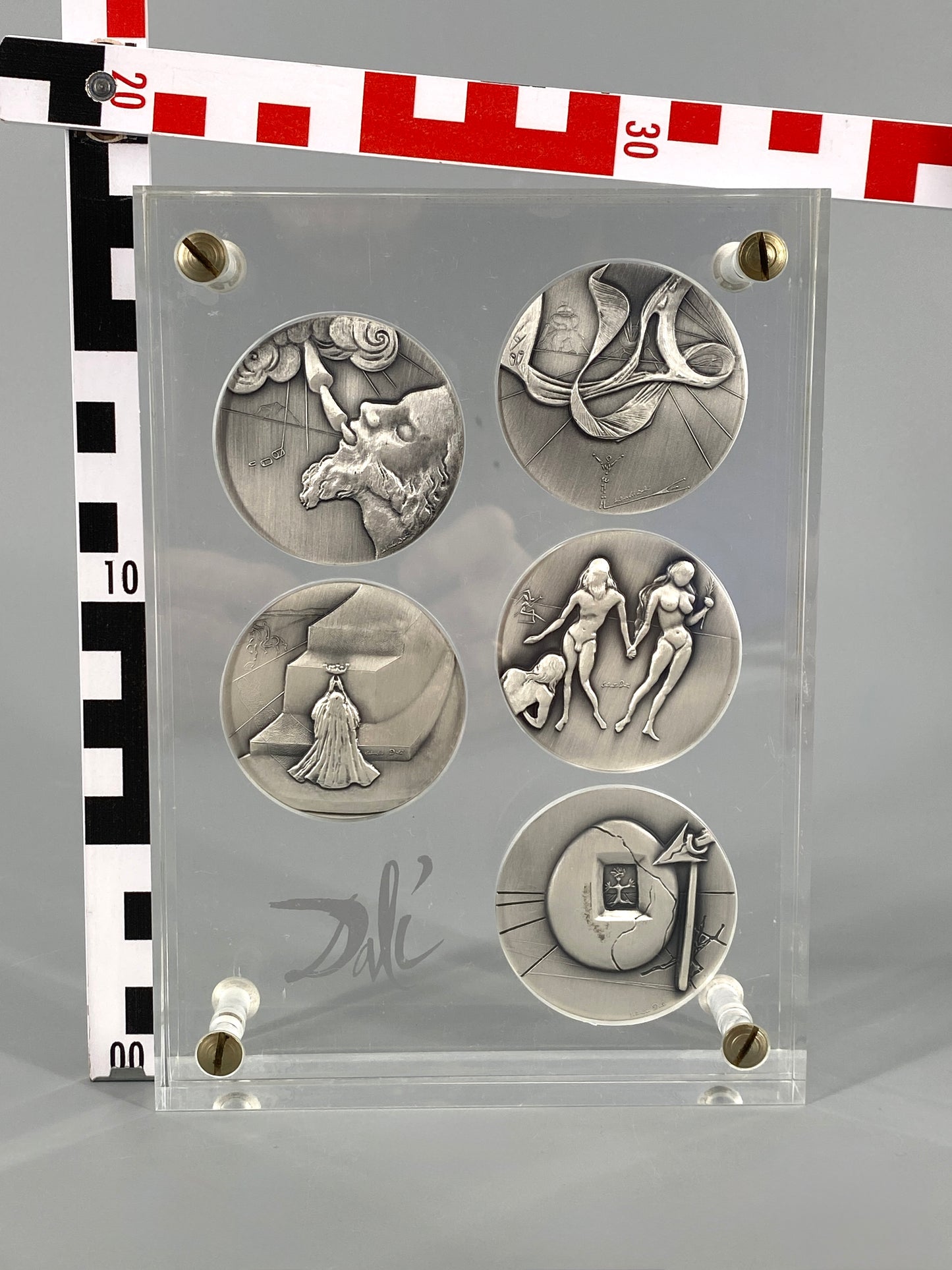 10 Silbermedaillen „Die zehn Gebote“ von Salvador Dalí in zwei Acrylglasblöcken, 1975/1976, 999,9er Silber