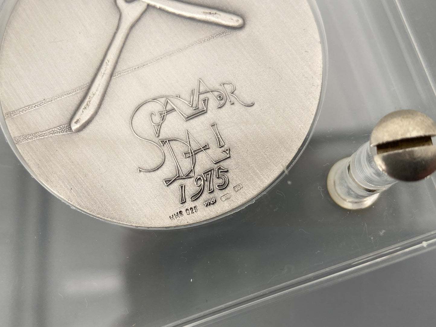10 Silbermedaillen „Die zehn Gebote“ von Salvador Dalí in zwei Acrylglasblöcken, 1975/1976, 999,9er Silber