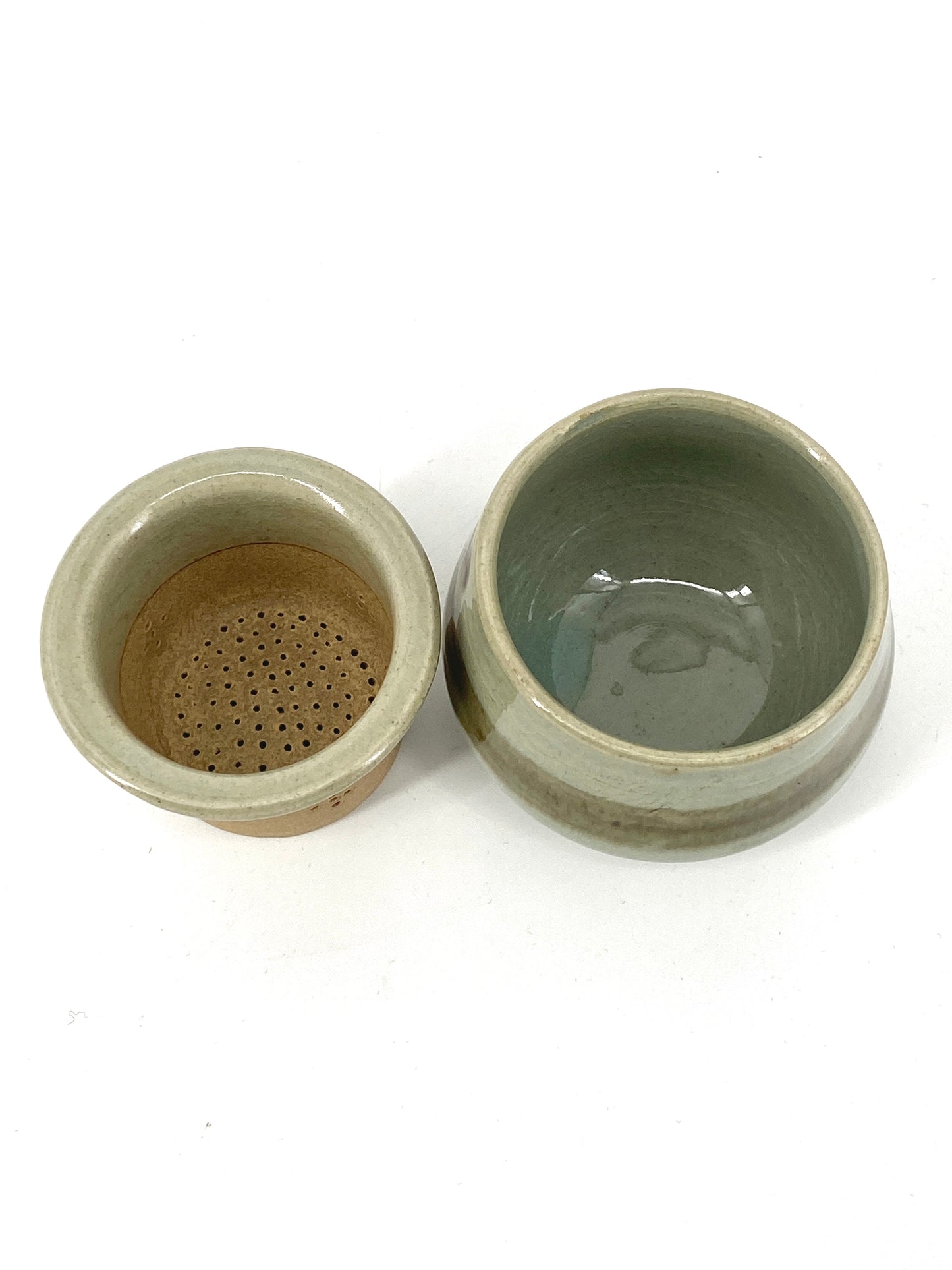 Keramiktasse mit Sieb und Deckel