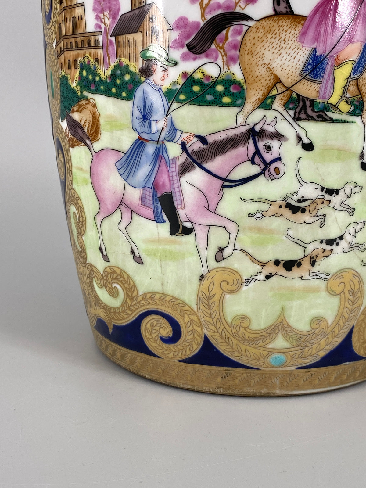 große Vase mit Deckel handbemalt mit Jagdszene, China