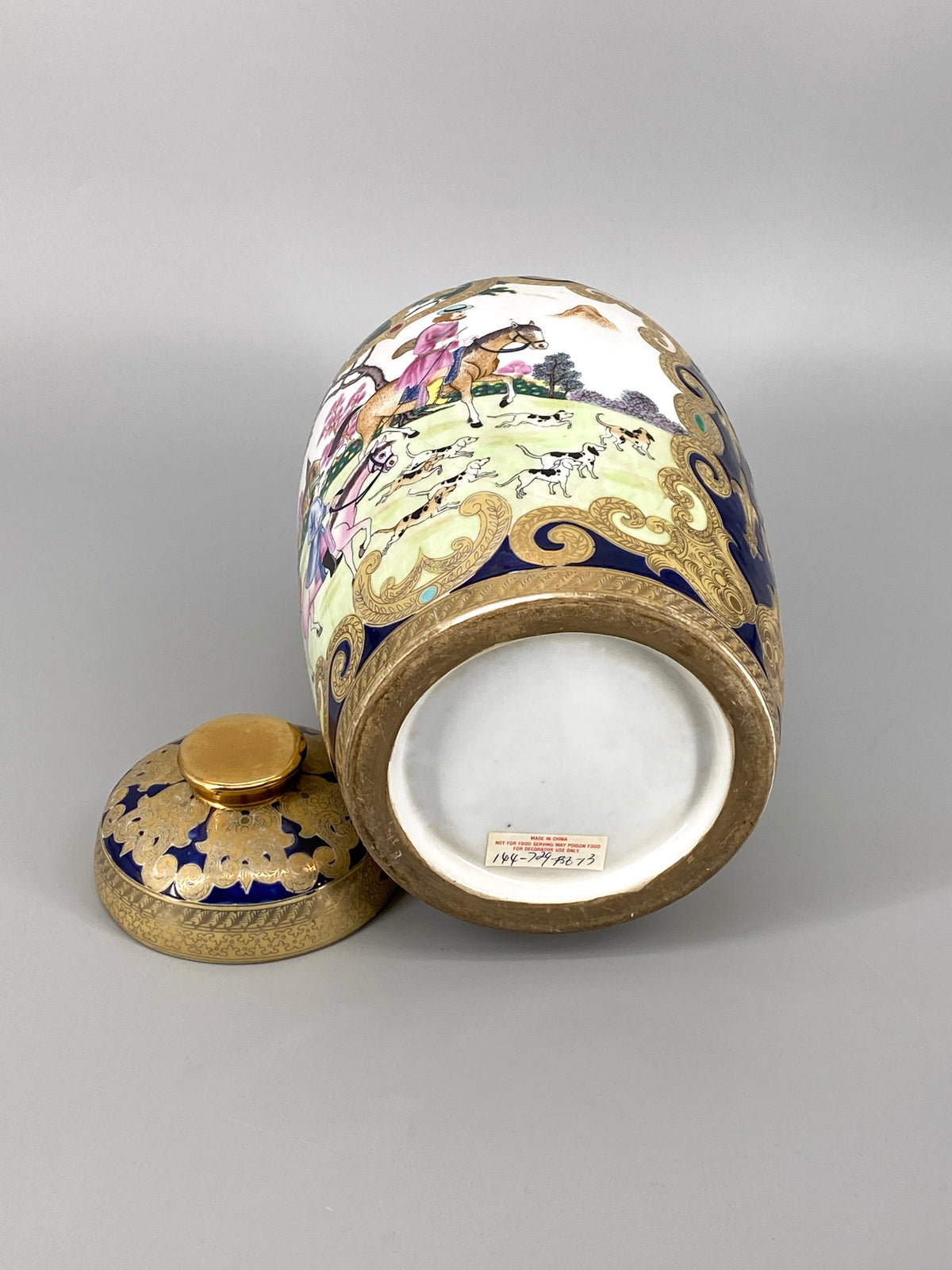 große Vase mit Deckel handbemalt mit Jagdszene, China