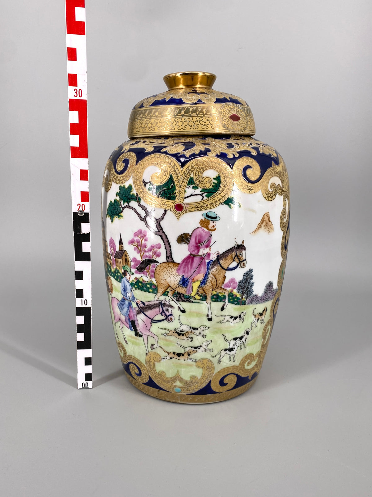 große Vase mit Deckel handbemalt mit Jagdszene, China