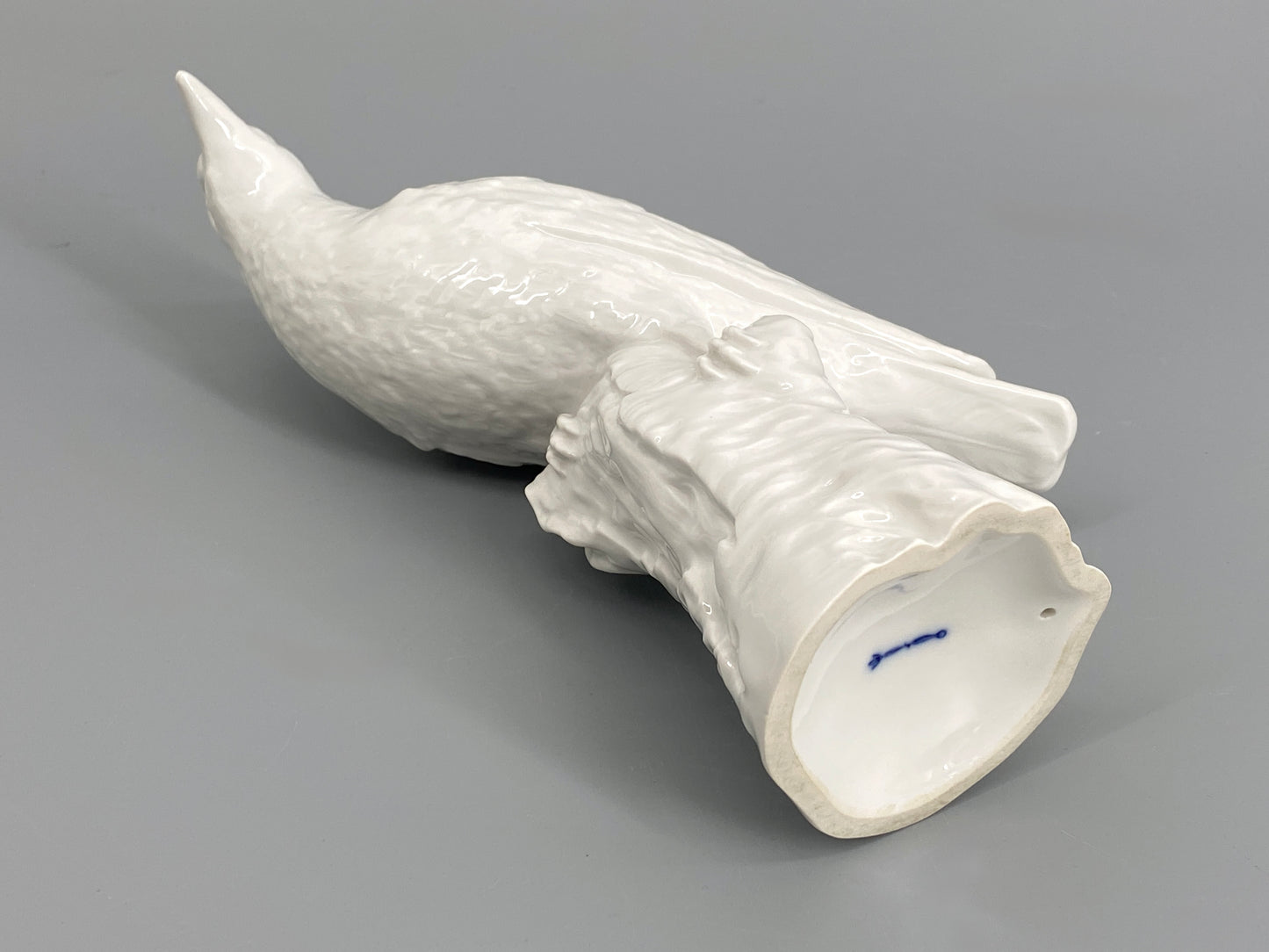 Porzellanvogel "Pirol" von KPM mit weißer Grundglasur, bezeichnet, 1. Wahl