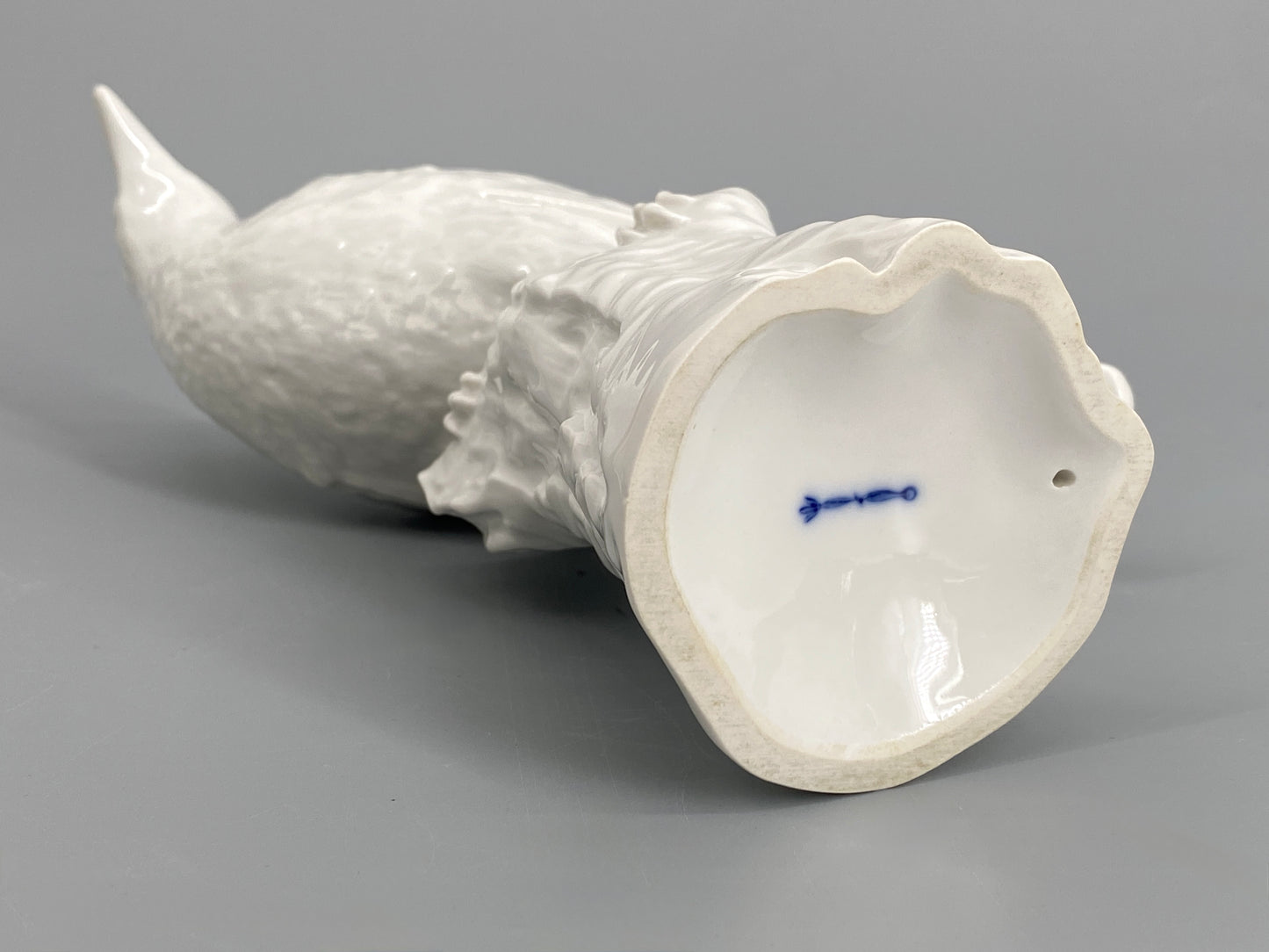 Porzellanvogel "Pirol" von KPM mit weißer Grundglasur, bezeichnet, 1. Wahl