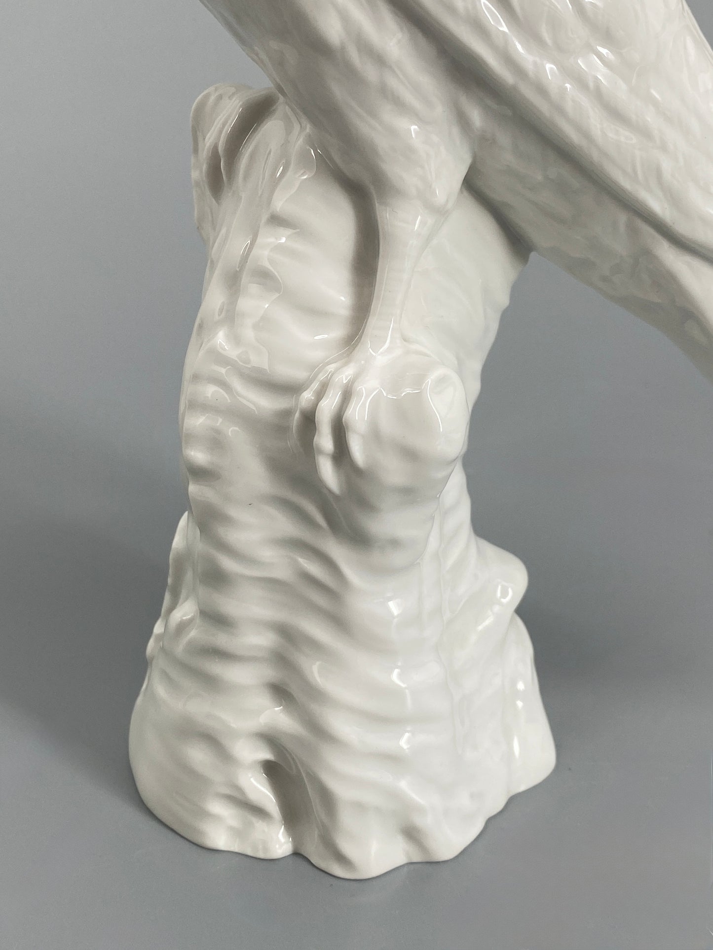 Porzellanvogel "Pirol" von KPM mit weißer Grundglasur, bezeichnet, 1. Wahl