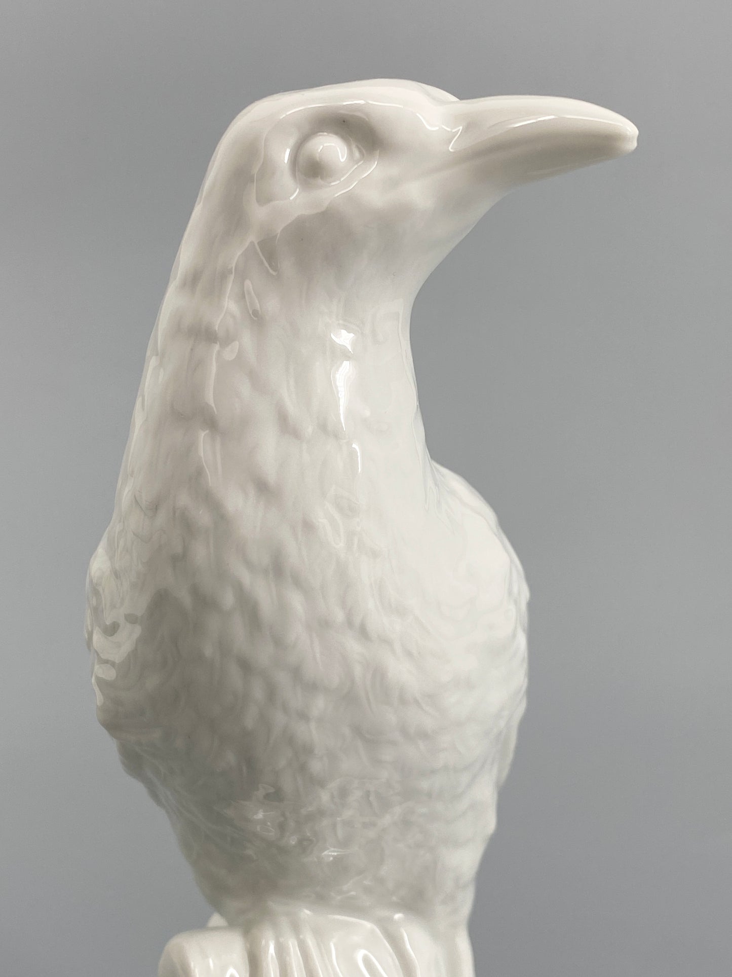 Porzellanvogel "Pirol" von KPM mit weißer Grundglasur, bezeichnet, 1. Wahl