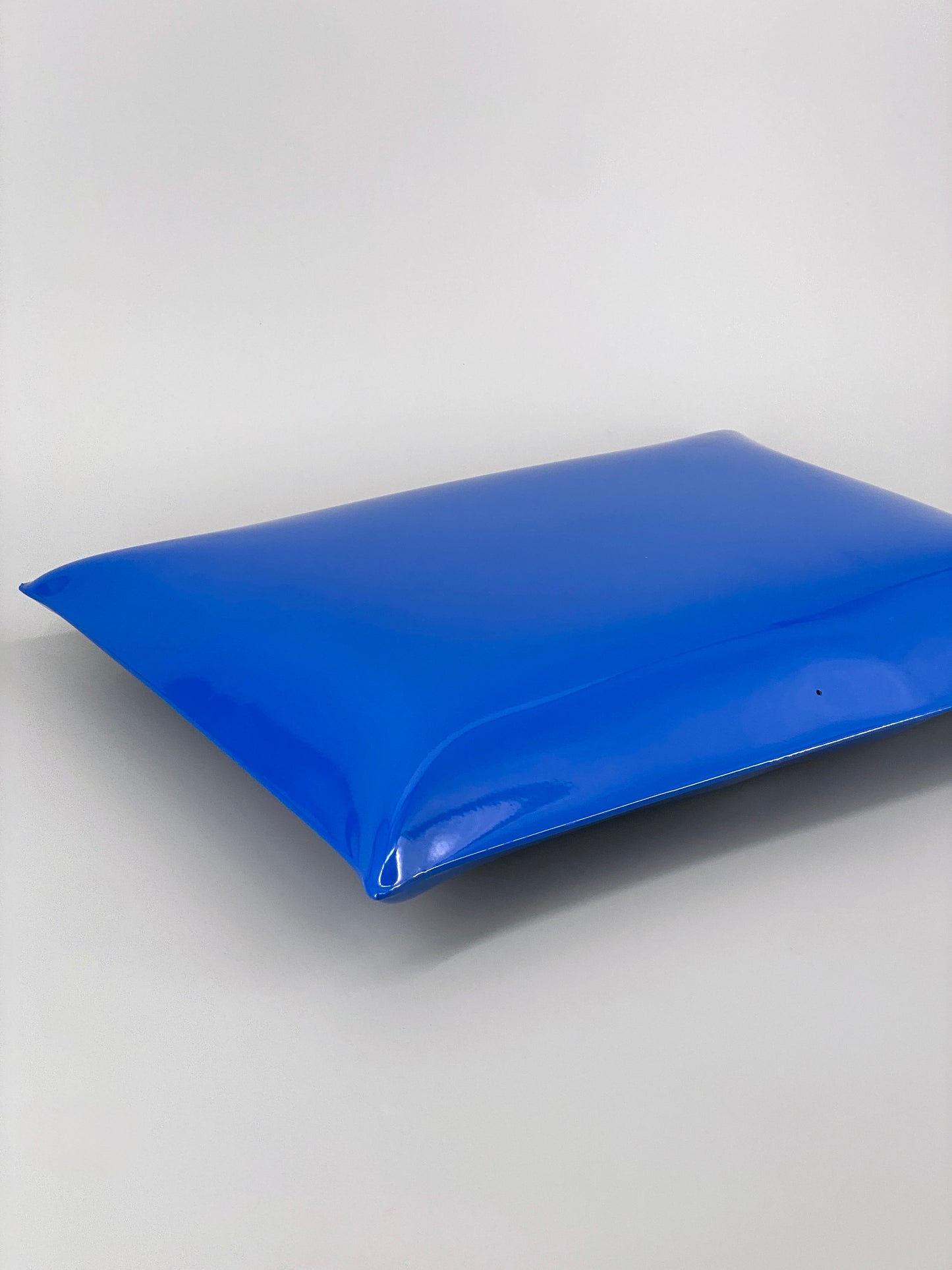 Metallkissen, Pop-Art Kunstobjekt, blau