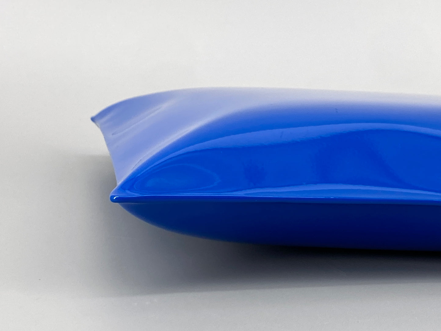 Metallkissen, Pop-Art Kunstobjekt, blau