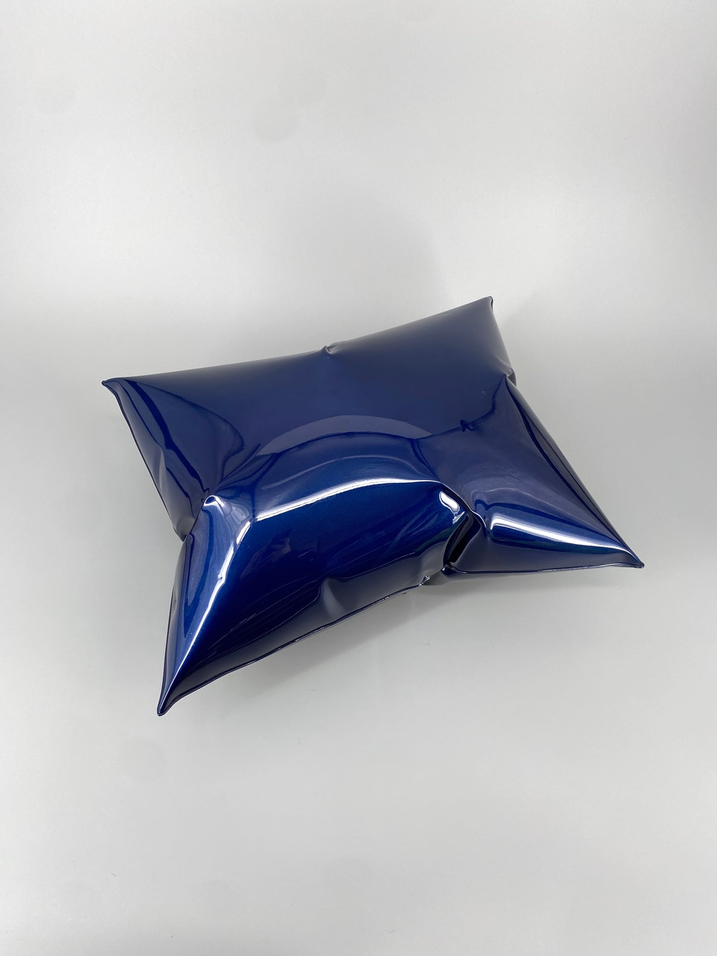 Metallkissen, Pop-Art Kunstobjekt, metallic blau lackiert
