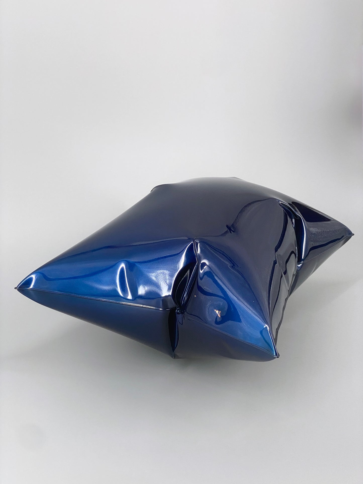Metallkissen, Pop-Art Kunstobjekt, metallic blau lackiert