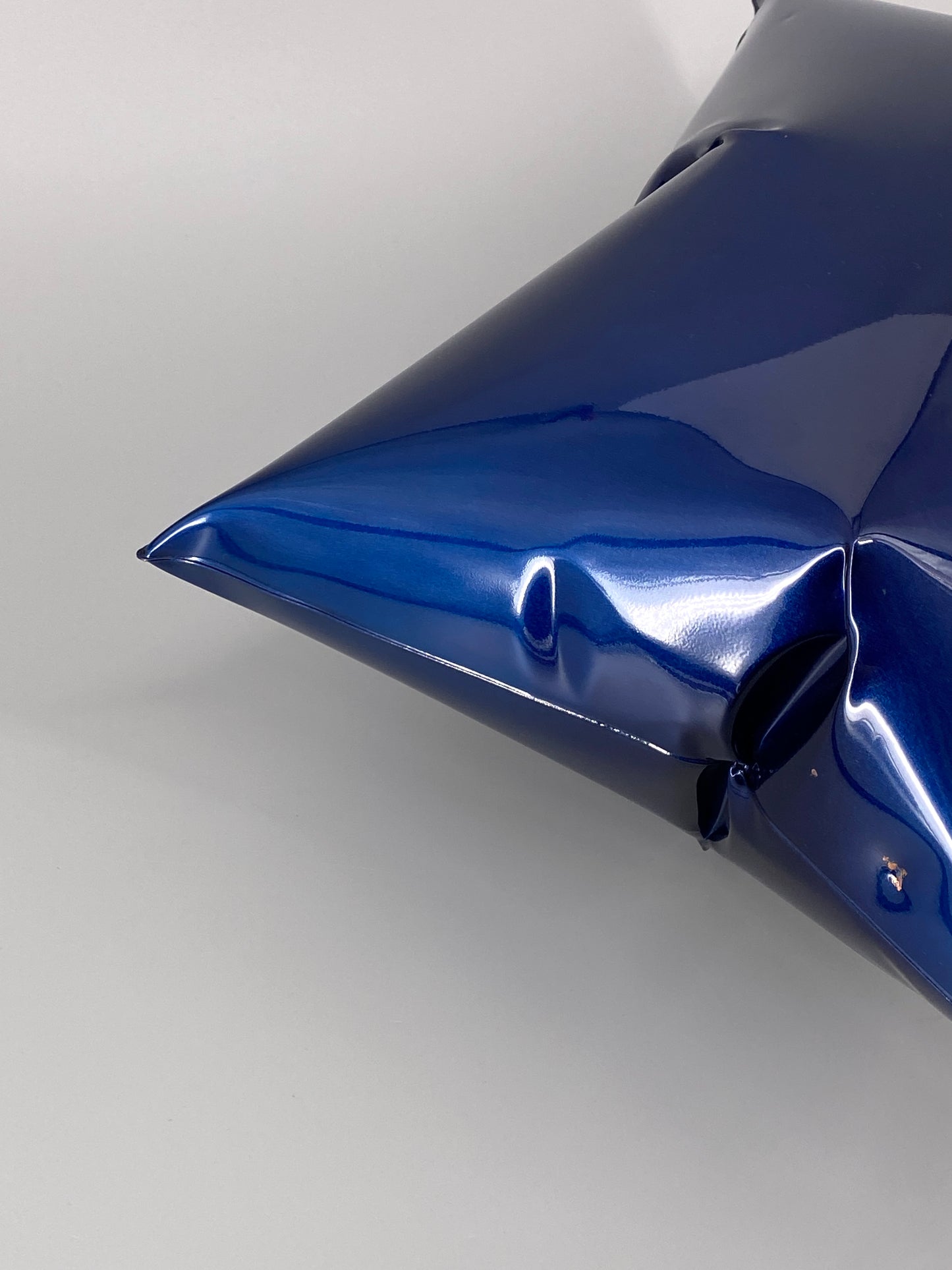 Metallkissen, Pop-Art Kunstobjekt, metallic blau lackiert