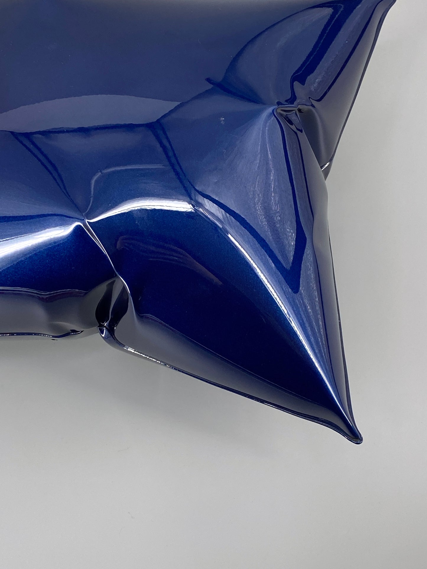 Metallkissen, Pop-Art Kunstobjekt, metallic blau lackiert