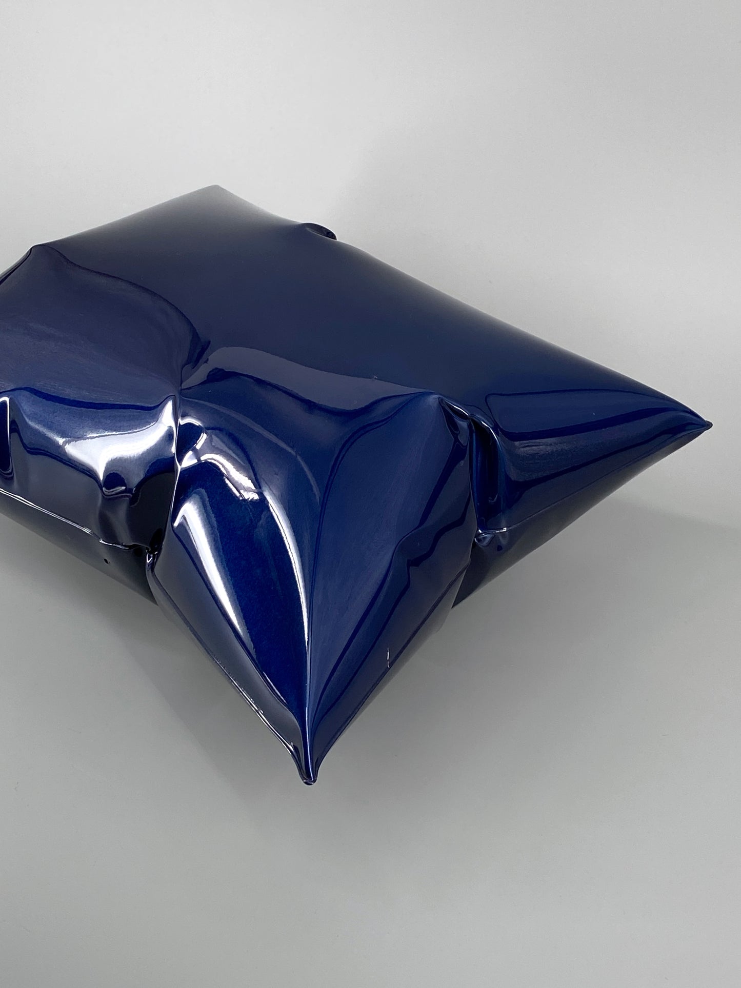 Metallkissen, Pop-Art Kunstobjekt, metallic blau lackiert
