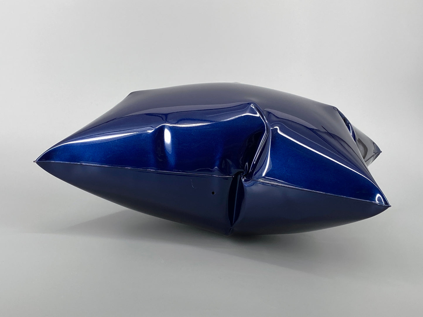 Metallkissen, Pop-Art Kunstobjekt, metallic blau lackiert