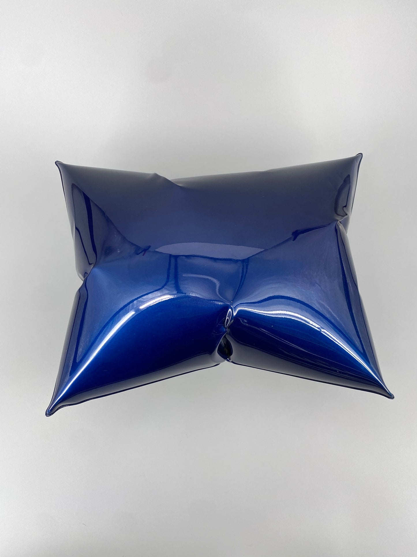 Metallkissen, Pop-Art Kunstobjekt, metallic blau lackiert