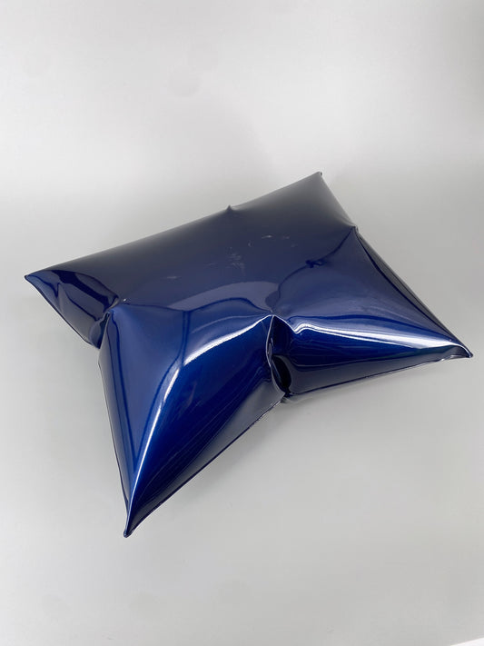 Metallkissen, Pop-Art Kunstobjekt, metallic blau lackiert