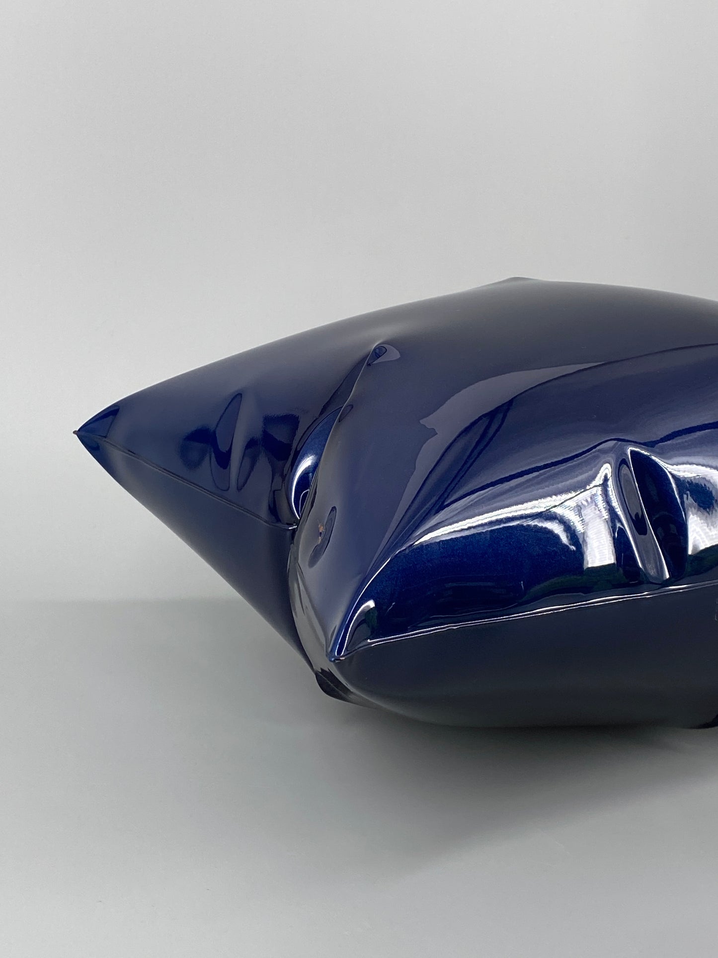 Metallkissen, Pop-Art Kunstobjekt, metallic blau lackiert